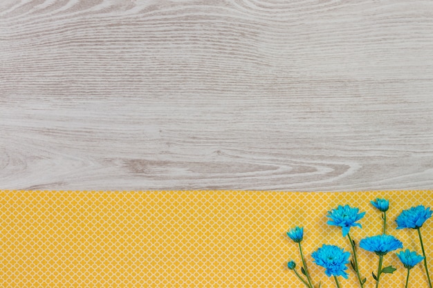 Composition de fleurs de jardin sur la table en bois avec espace copie