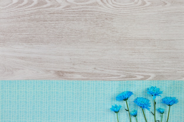 Composition de fleurs de jardin sur la table en bois avec espace copie