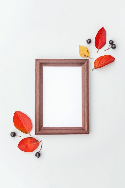 Composition florale d'automne cadre photo vertical maquette baies de rowan aronia feuilles colorées sur