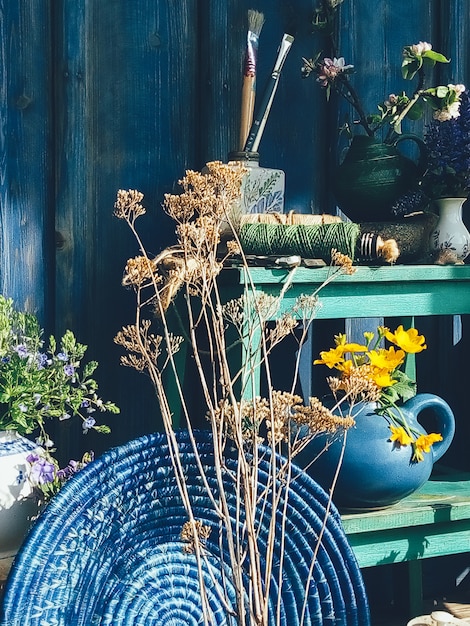 composition florale d'été couleur bleue nature morte