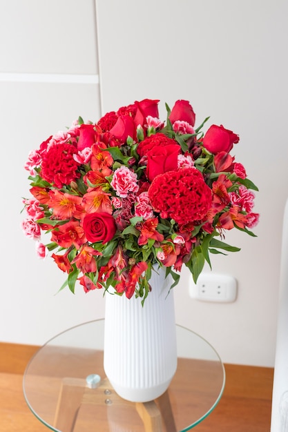 Composition florale de roses rouges dans un joli salon