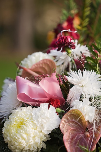 Composition florale sur la tombe, gros plan