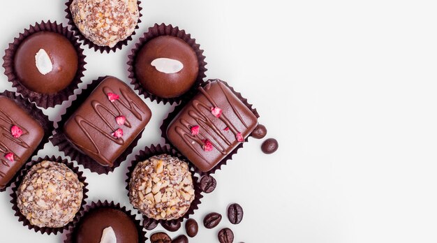 Photo composition sur fond blanc chocolats faits à la main