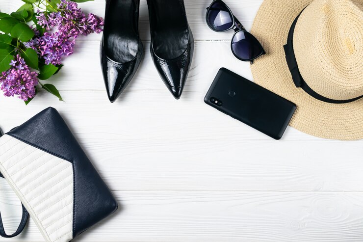 Photo composition de frais généraux éléments de promenade de l&#39;été avec des chaussures et maquillage blanc
