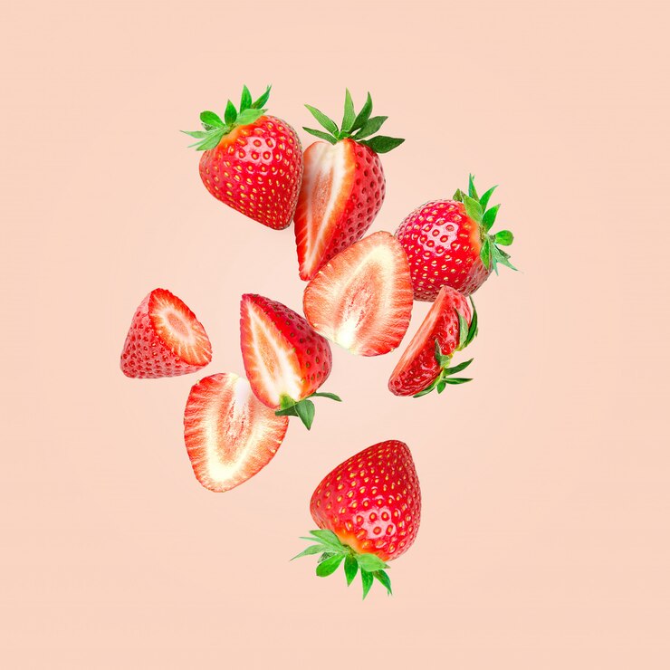 Photo la composition des fraises. couper les fraises en morceaux dans les airs