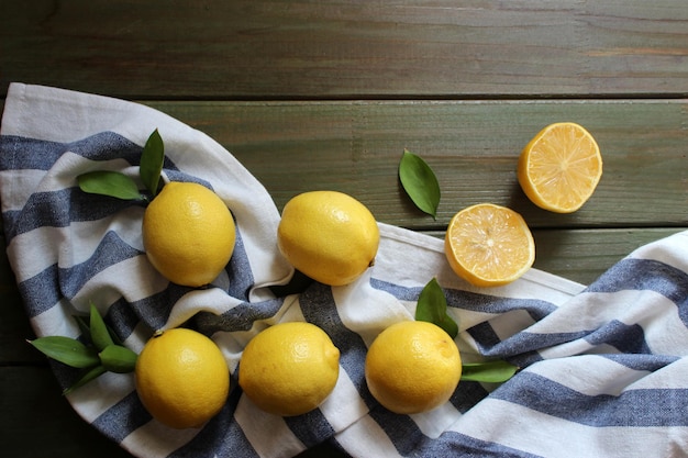 Composition de fruits frais au citron sur fond de bois Concept d'alimentation et d'alimentation saine Arrangement d'agrumes Vue de dessus élément de conception à plat