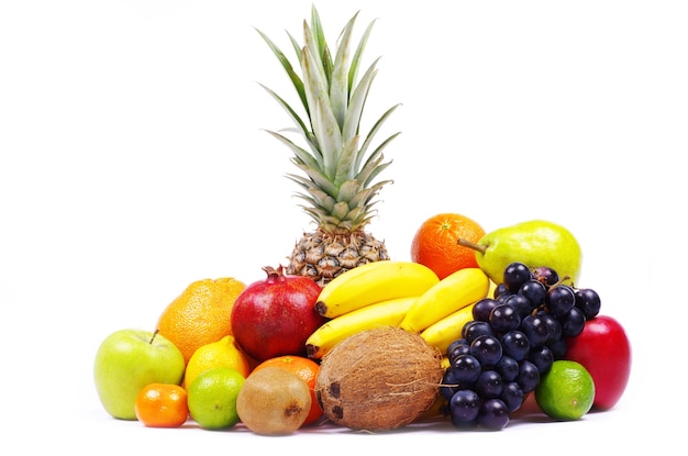 Composition avec des fruits isolés sur blanc