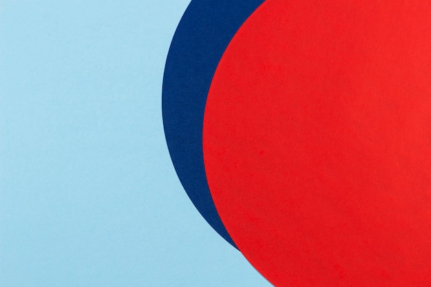 Composition de géométrie de papier de couleur de forme de cercle rond rouge et bleu marine sur fond blanc