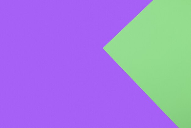 Composition géométrique de deux feuilles de papier aux couleurs violet et vert clair.