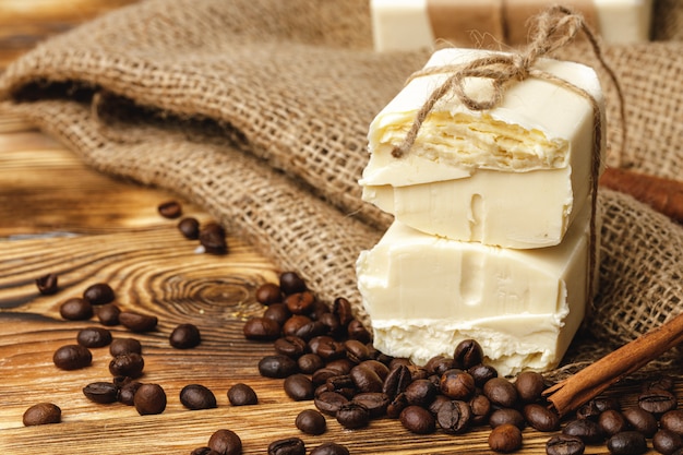 Composition avec des grains de café, du savon sur la table en bois, Close up