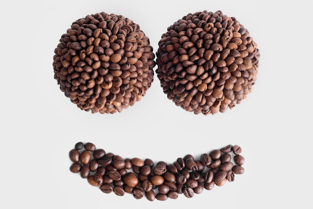 Composition de grains de café sur fond blanc, boule, sphère avec café