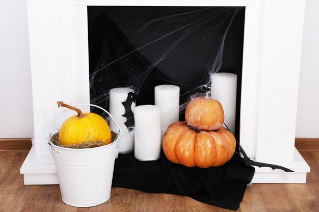 Photo composition d'halloween sur cheminée dans la chambre