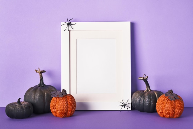 Photo composition d'halloween avec des citrouilles noires sur fond violet modèle de carte de voeux décorations d'halloween