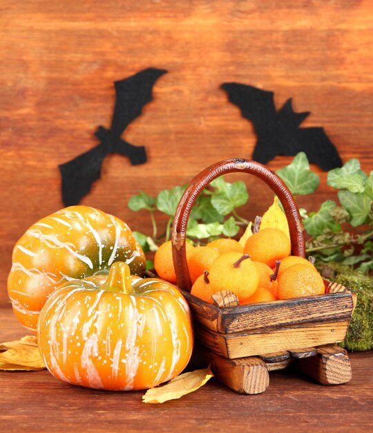 Composition d'Halloween sur fond de bois marron