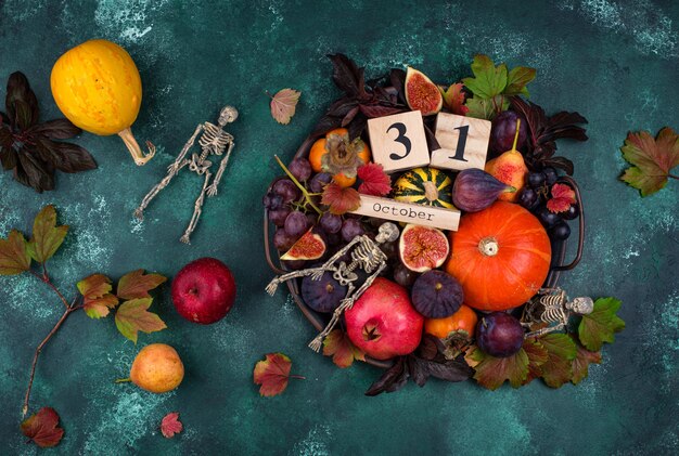 Composition d'Halloween avec des fruits d'automne