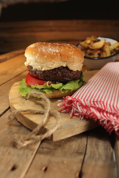 Composition de hamburger rustique avec frites