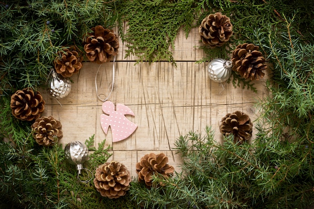 Composition D'hiver Avec Des Branches De Genévrier Et De Thuya Et Des Jouets De Noël Sur Un Fond En Bois. Style Rustique.