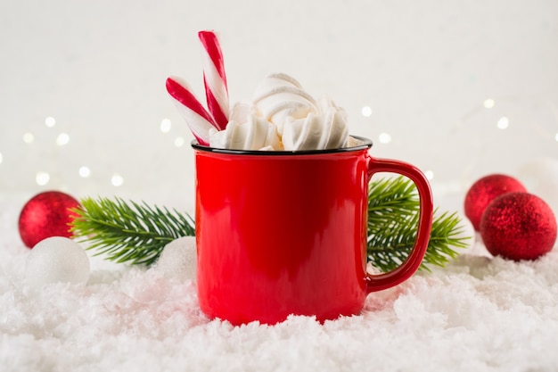 Composition d'hiver confortable avec une tasse de chocolat chaud et des guimauves