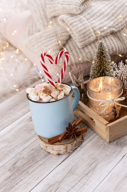 Composition d'hiver confortable avec une tasse et du chocolat chaud avec de la guimauve.