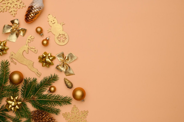 Composition d'hiver de Noël mise à plat de décorations de Noël dorées sur fond beige concept de Noël nouvel an