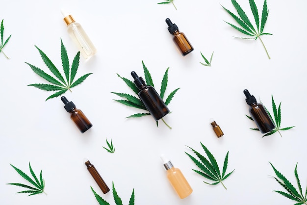 Composition d'huiles naturelles et de sérums pour l'hygiène personnelle à l'extrait de chanvre L'huile de cannabis à plat dans la production de cosmétiques et pour la pharmacie