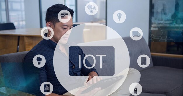 Composition de l'icône iot avec réseau de connexions sur l'homme à l'aide d'une tablette