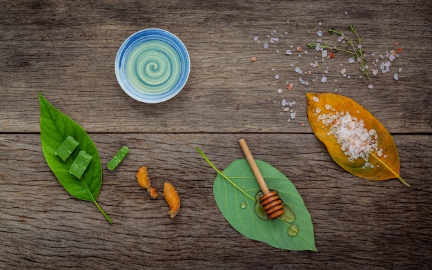 Composition des ingrédients du spa nature sur la table en bois sombre.