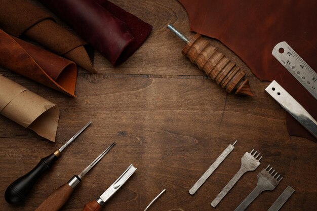 Photo composition des instruments de traitement du cuir le procédé de fabrication des produits en cuir