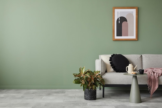 Composition intérieure de salon créatif avec canapé moderne, décorations pour la maison et accessoires personnels Modèle de mur d'eucalyptus Espace de copie