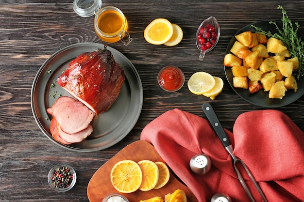 Composition avec jambon cuit au miel tranché traditionnel sur table