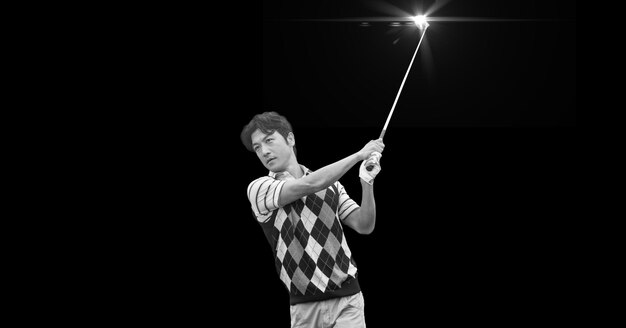 Composition d'un joueur de golf asiatique avec club de golf et espace de copie en noir et blanc