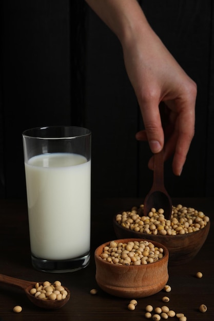 Photo composition de lait de soja et de soja pour un concept d'aliments sains