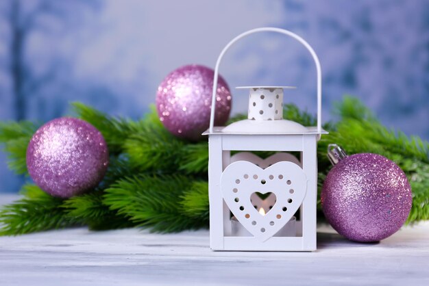 Composition avec lanterne de Noël, sapin et décorations sur fond clair