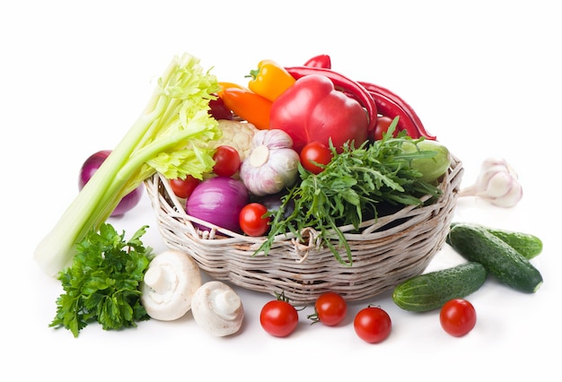 Composition avec des légumes crus isolés sur blanc.