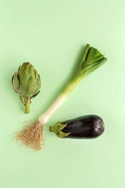 Composition de légumes frais sur blanc