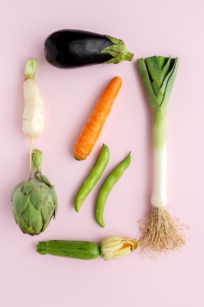 Composition de légumes frais sur blanc