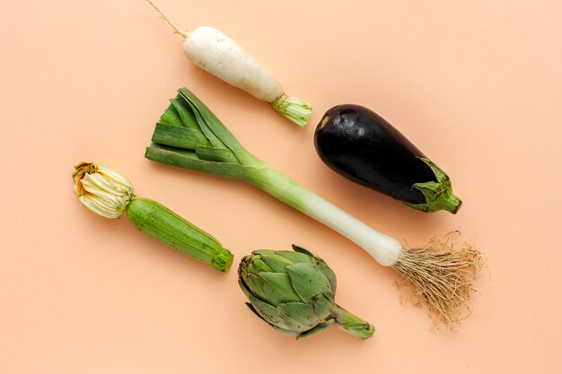 Composition de légumes frais sur fond blanc