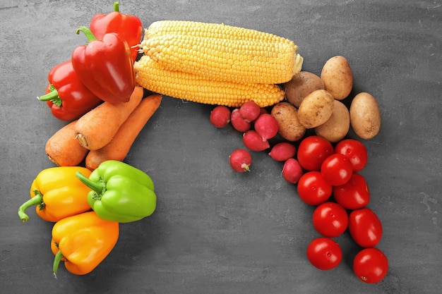 Composition avec des légumes frais sur fond gris