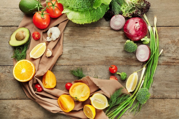 Composition avec des légumes frais et des fruits sur fond de bois