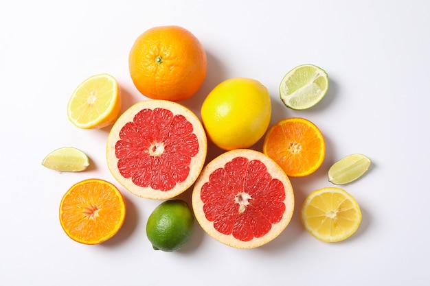 Composition avec légumes et fruits sur blanc, espace pour le texte