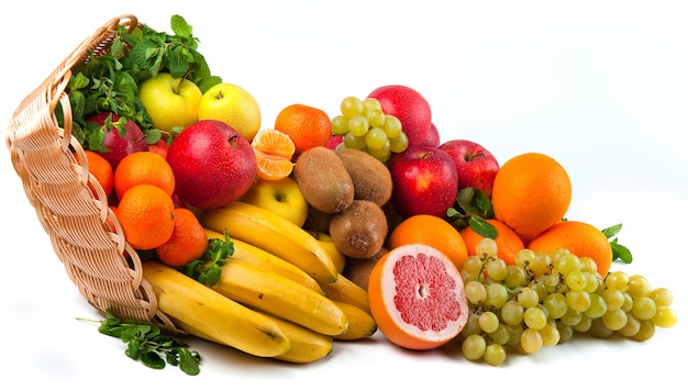 Composition avec des légumes et des fruits dans un panier en osier isolé