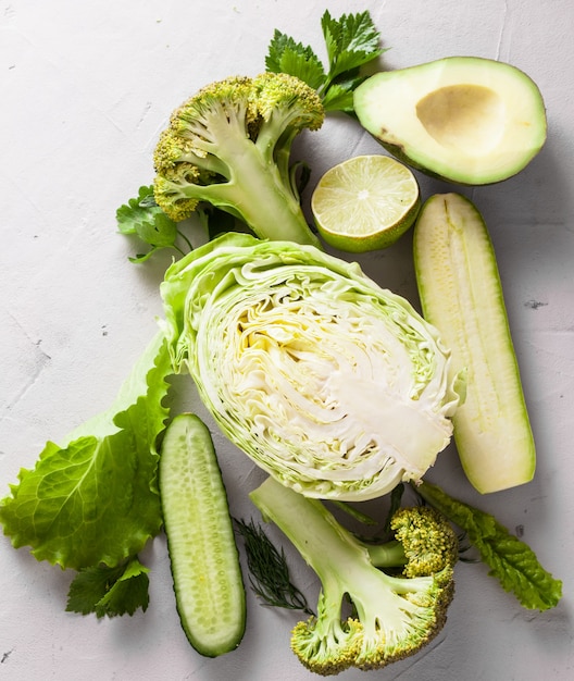 Composition De Légumes Verts Frais Coupés En Deux Sur Fond Blanc