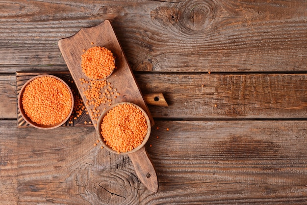 Composition avec lentilles crues sur table en bois