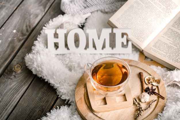 Composition avec des lettres en bois et une tasse de thé