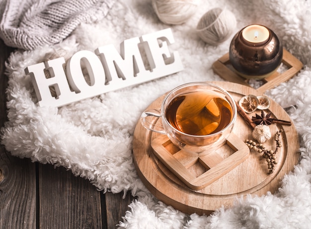 Photo composition avec des lettres en bois et une tasse de thé