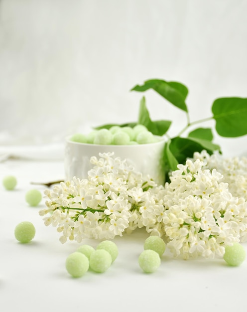 Composition avec lilas blanc et bonbons à la menthe