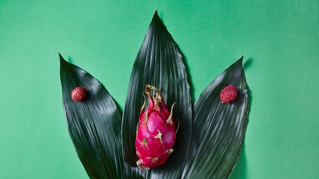 Composition De Litchi Et Pithaya Aux Fruits Tropicaux Mûrs