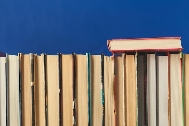 Composition avec des livres sur la table