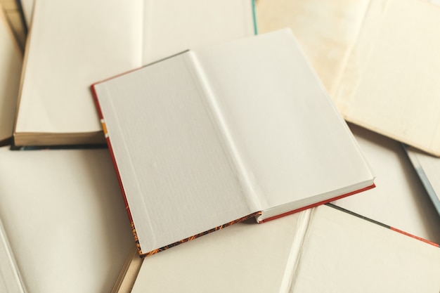 Composition avec des livres sur la table