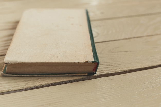 Composition avec des livres sur la table